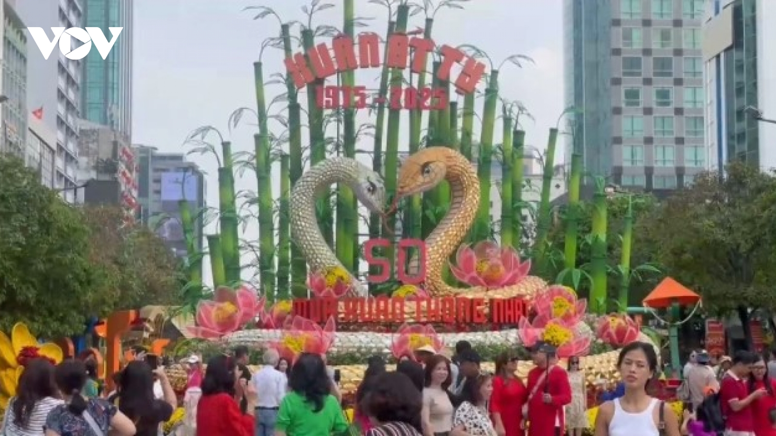 Nguyen Hue Flower Street in HCM City attracts crowds on Lunar New Year